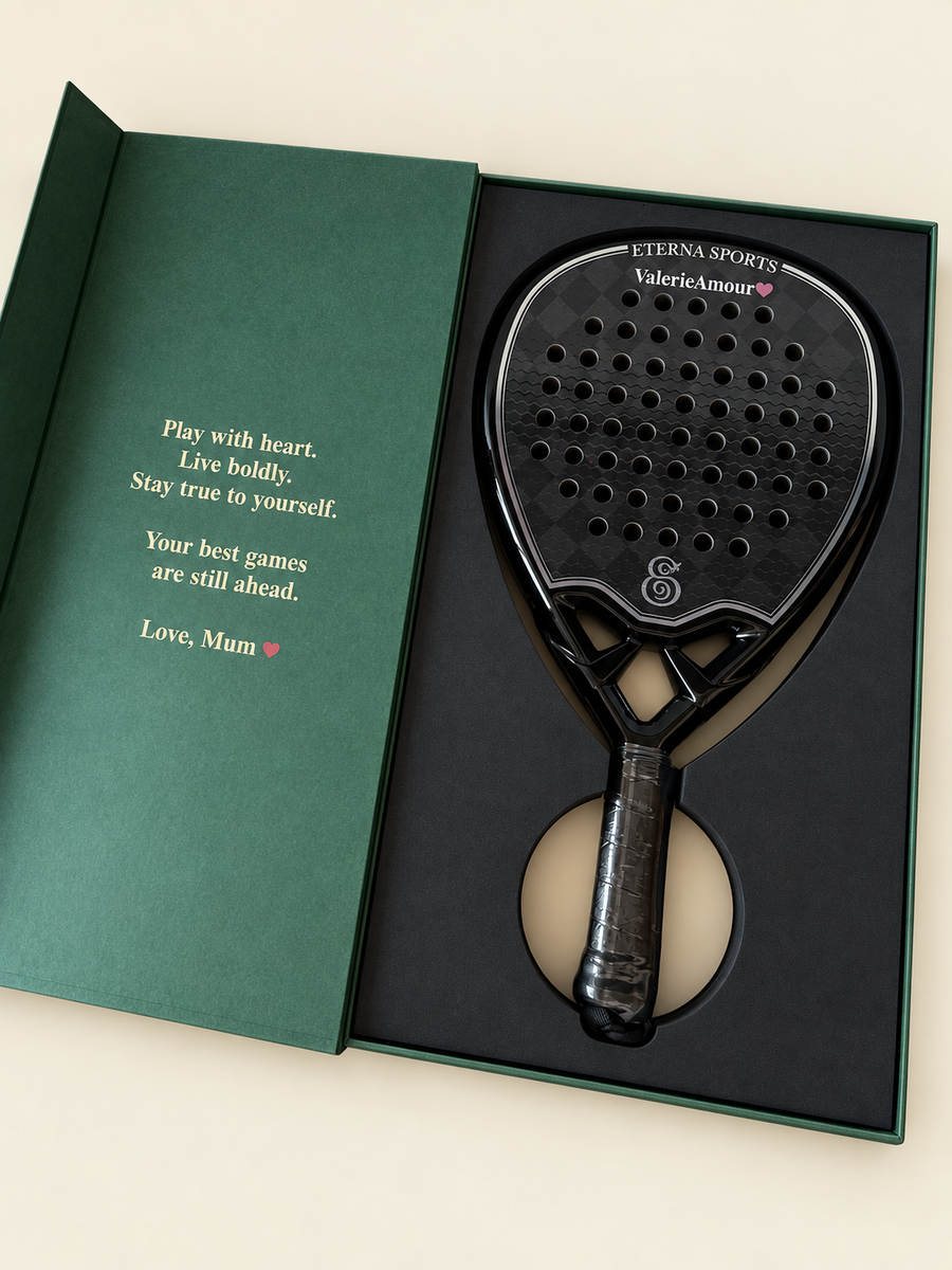 Eterna gift box, open: a black padel racket with an engraved name and a personal message printed inside the lid