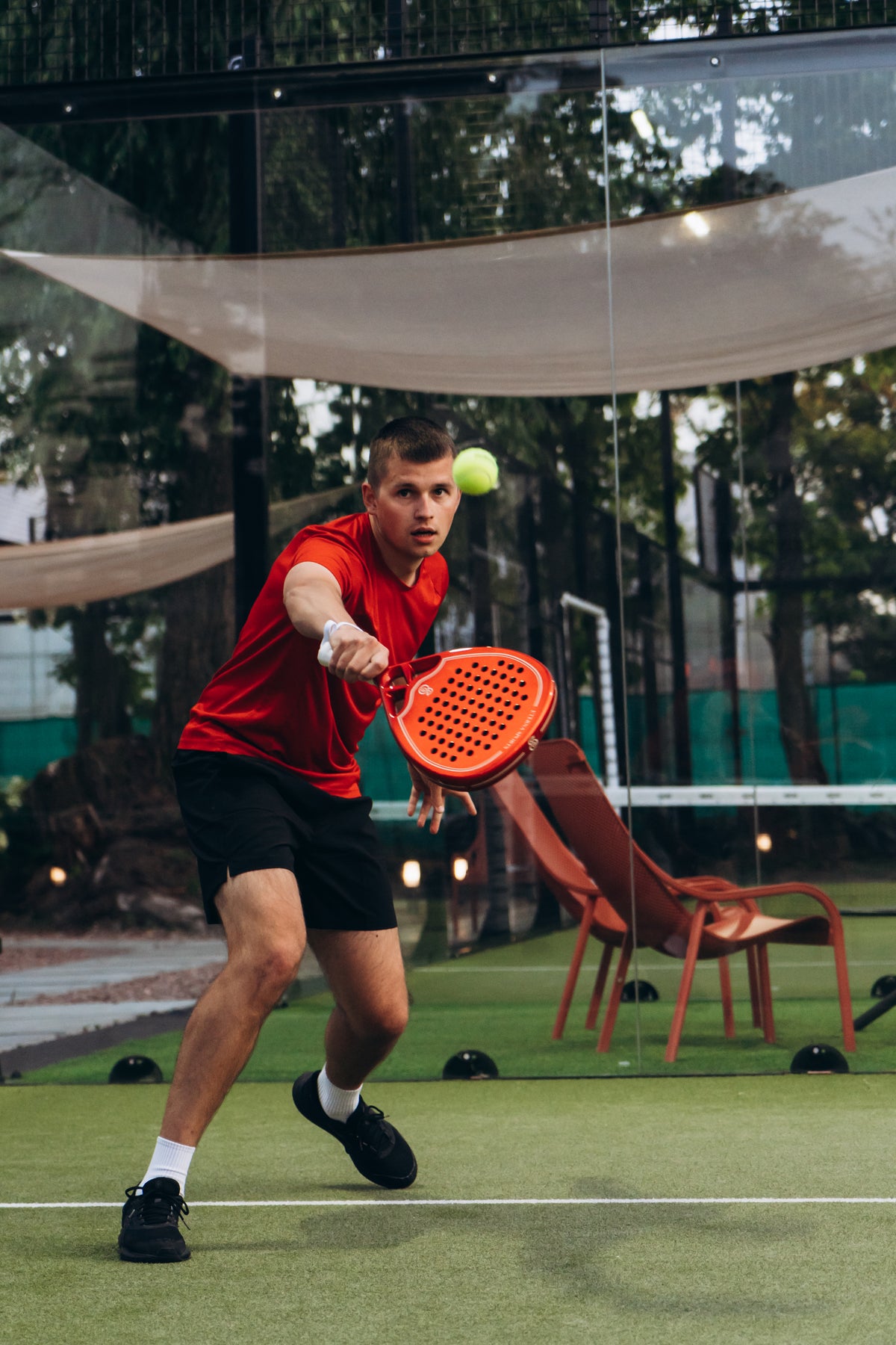 Eterna Sports Monaco Red Glossy padel racket, on-court 3