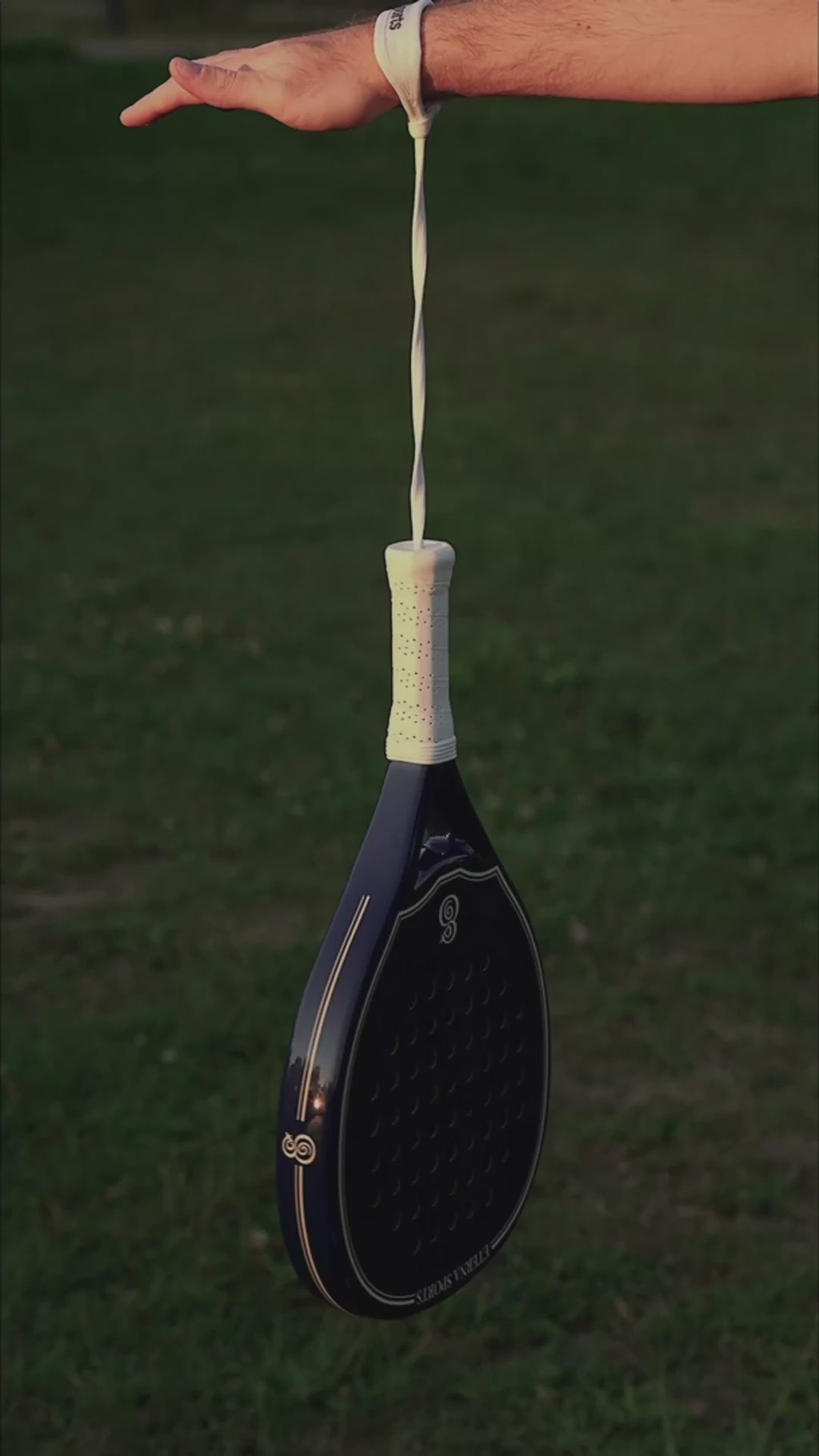 Eterna Sports Soho Blue Glossy padel racket — court play