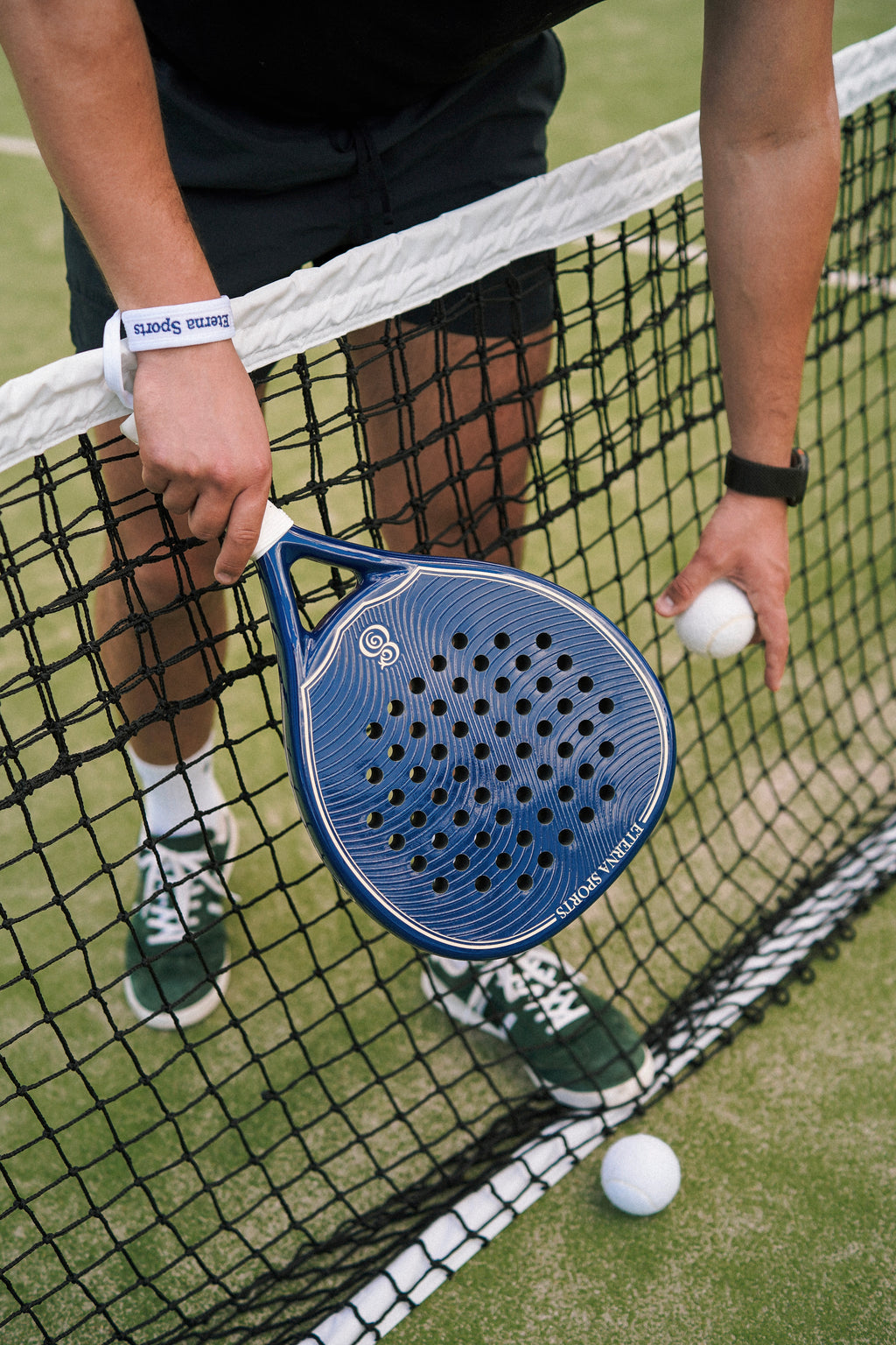 Eterna Sports Soho Blue Glossy padel racket, on-court 2