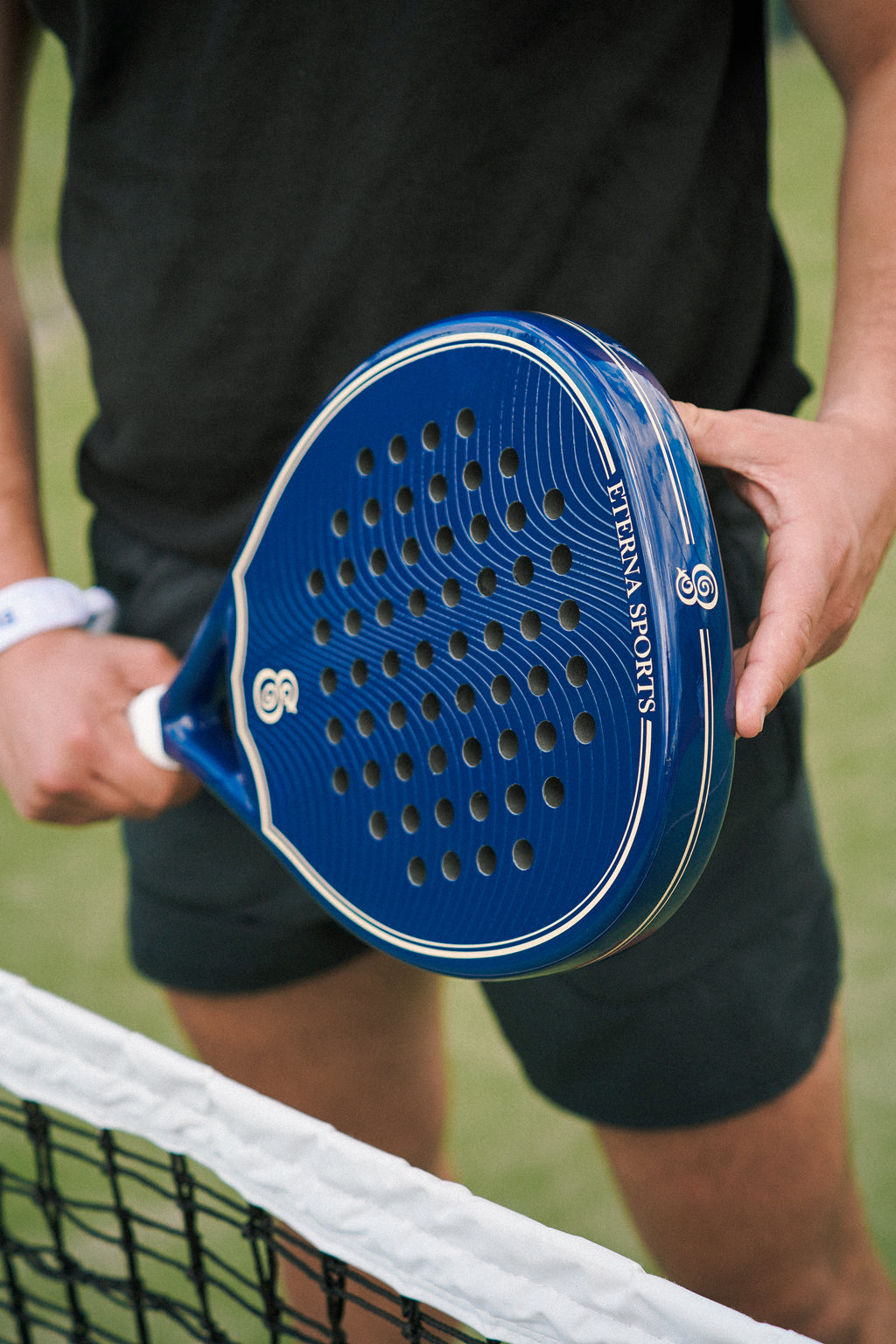 Eterna Sports Soho Blue Glossy padel racket, on-court 3